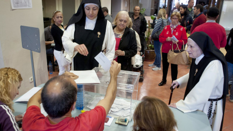 Una religiosa vota en un colegio electoral de Vic (Barcelona), en las elecciones autonómicas del 27-S. EFE/Robin Townsend