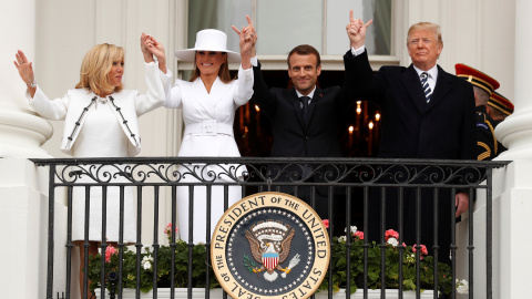 Los presidentes de Francia y de EEUU, Emanuel Macron y Donald Trump, con sus respectivas esposas Brigitte Macron y Melania Trump, en un balcón de la Casa Blanca, en su vivita oficial a EEUU. REUTERS/Kevin Lamarque