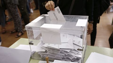 Imagen de los votos depositados en una en un colegio electoral de Barcelona. EFE/ JESÚS