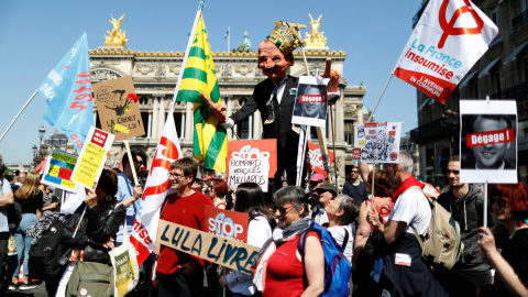 Manifestación "festiva" de la izquierda francesa en vísperas del primer aniversario de la llegada de Enmanuel Macron a la Presidencia de Francia. REUTERS/Charles Platiau