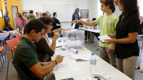 Un joven y su madre votan en su colegio electoral  en Barcelona. REUTERS/ Gustau Nacarino