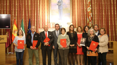 Homenaje a las víctimas de la represión franquista, con el alcalde de Sevilla, Juan Espadas, y los familiares de los represaliados.