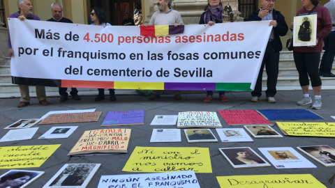 Víctimas del franquismo en la puerta del Ayuntamiento de Sevilla.