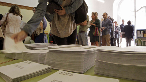 Votaciones para las elecciones al Parlamento catalán del 27-S en un colegio electoral de Barcelona. EFE/Marta Pérez