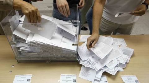 Los miembros de una mesa electoral comienzan el recuento de las papeletas de una urna en las elecciones catalanas del 27-S. REUTERS/Albert Gea