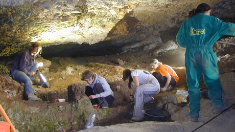 Los arqueólogos solo llegaron a excavar una franja de 110 de los 225 metros de profundidad de la cueva. / ECOLOGISTAS EN ACCIÓN