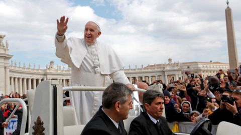 El Papa saluda a los congregados en la Plaza de San Pedro. (REMO CASILLI | REUTERS)