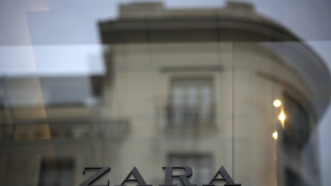 El logo de Zara, en el escaparate de una tienda del grupo en el centro de Madrid. REUTERS/Andrea Comas