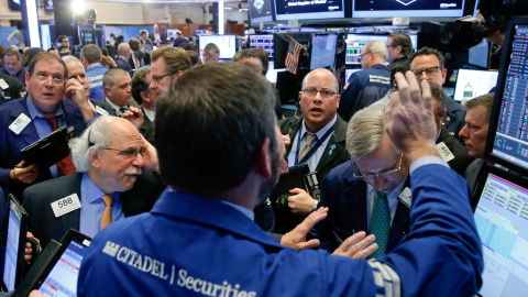 Operadores de la Bolsa de Nueva Yor (NYSE), en Wall Street, tras las lecciones presidenciales en EEUU. REUTERS/Brendan McDermid