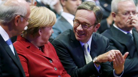 La canciller Angela Merkel charla con el presidente de la patronal de la industria del automóvil alemana (la VDA, según sus siglas en inglés), Matthias Wissmann. REUTERS/Kai Pfaffenbach