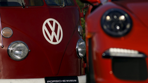 Un autobús Volkswagen ebn el Museo Porsche, en el circuito de Laguna Seca, en California (EEUU). REUTERS/Michael Fiala