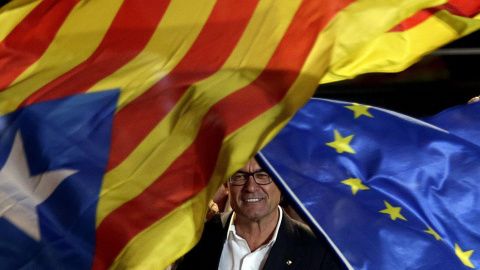 El presidente catalán, Artur Mas durante la celebración con sus simpatizantes de los resultados electorales de 'Junts pel Si' dentro del recinto del Born Centre Cultural de Barcelona. EFE/Alberto Estévez