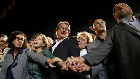 Artur Mas junta las manos con los candidatos de Junts pel Sí./ REUTERS/Andrea Comas