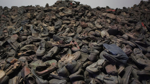 Zapatos acumulados de los presos de Auschwitz.