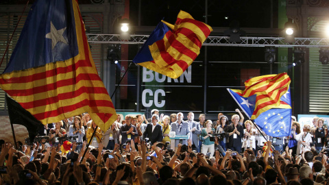 Ciudadanos muestran su apoyo a Junts Pel Sí con banderas en Barcelona./REUTERS/Sergio Perez