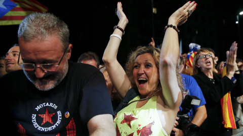 Independentistas celebran la victoria de Junts Pel sí./ REUTERS/Andrea Comas