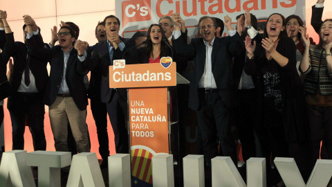 La candidata a la presidencia de la Generalitat por Ciutadans, Inés Arrimadas y el líder del partido, Albert Rivera durante la rueda de prensa ofrecida hoy para valorar los resultados de la formación en las elecciones catalanas. EFE/Marta P