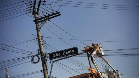 Un técnico de Eletropaulo trabajando en un poste eléctrico en una calle del centro de Sao Paulo. REUTERS/Nacho Doce