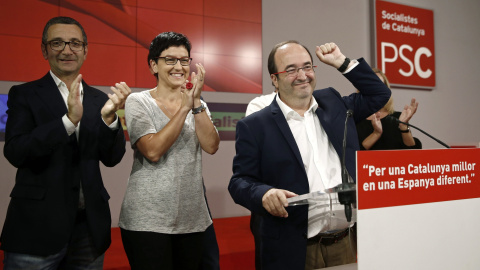 El candidato del PSC, Miquel Iceta (d), durante su valoración ante los medios de comunicación en la sede de los socialistas catalanes en Barcelona, de los resultados obtenidos en las elecciones catalanas. EFE/Jesús Diges.