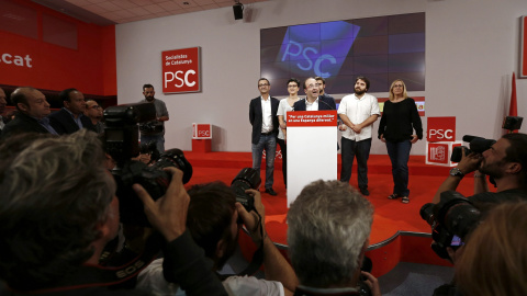 El candidato del PSC, Miquel Iceta (c), durante su valoración ante los medios de comunicación en la sede de los socialistas catalanes en Barcelona, de los resultados obtenidos en las elecciones catalanas. EFE/Jesús Diges.