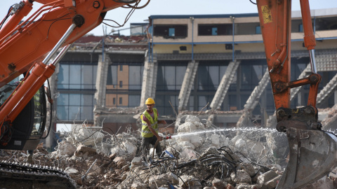 Imágenes de la demolición del antiguo estadio del Atlético de Madrid, el Vicente Calderón. / Europa Press