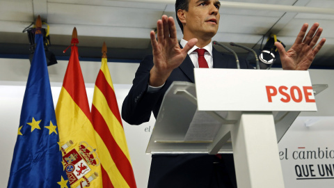 El Secretario General del PSOE, Pedro Sánchez, durante su valoración ante los medios de comunicación de los resultados en las elecciones catalanas, en la sede del partido socialista en Madrid. EFE/Chema Moya.