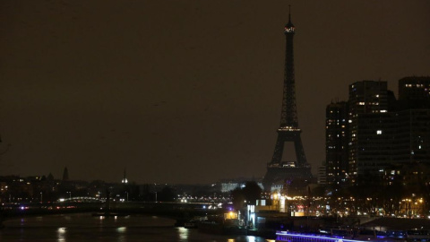 La Torre Eiffel apagados en la Hora del Planeta de 2016./AFP