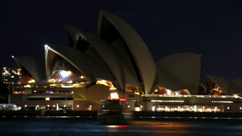 La Ópera de Sydney sin iluminar durante la Hora del Planeta./Reuters