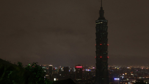 El Taipei 101 sin iluminar durante la Hora del Planeta en Taipéi (Taiwán)./Reuters