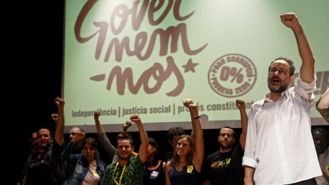 El candidato de la CUP, Antonio Baños, celebra en su sede los resultados de su formación en las elecciones catalanas. EFE/ Quique García