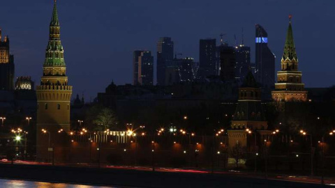 El Kremlin de Moscú fotografiado durante la Hora del Planeta en 2014./Reuters