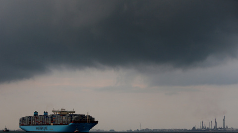 Un barco de la empresa de contenedores Maersk Mc-Kinney Moller se dirige hacia el puerto de Singapur. REUTERS/Edgar Su