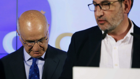 El candidato de UDC, Ramón Espadaler, junto al dirigente Josep Antoni Duran i Lleida, durante la rueda de prensa ofrecida para valorar los resultados de la formación tras las elecciones catalanas. EFE/Susanna Sáez