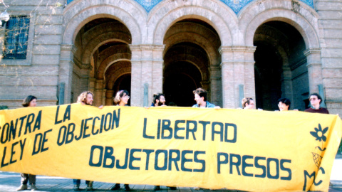 Manifestación de objetores de conciencia frente a la Capitanía General de Sevilla.