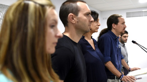 El Secretario General de Podemos, Pablo Iglesias, con otros dirigentes del partido, durante la rueda de prensa que ha ofrecido en la sede de la formación en Madrid, valorando los resultados en las elecciones catalanas. EFE / Fernando Villar