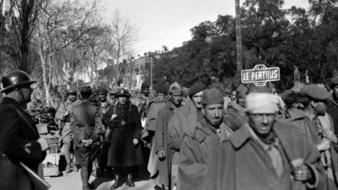 Refugiados republicanos españoles cruzan la frontera francesa por Le Perthus, tras la derrota en la Guerra Civil. AFP