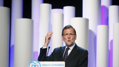 El presidente del Gobierno y del PP, Mariano Rajoy, interviene durante el acto de cierre de campaña de las elecciones del 27S, hoy en Barcelona. EFE/Andreu Dalmau