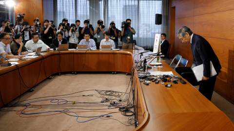 El gobernador del Banco de Japón, Haruhiko Kuroda, saluda a los periodistas a su llegada a la rueda de prensa en la sede de la entidad en Tokio. REUTERS/Toru Hanai