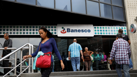 Varias personas llegan a una sucursal del banco Banesco  en Caracas,. REUTERS/Carlos Garcia Rawlins