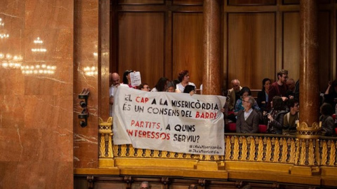 Veïns de Ciutat Vella protesten pel CAP Raval Nord durant el ple municipal d'aquest divendres. EP