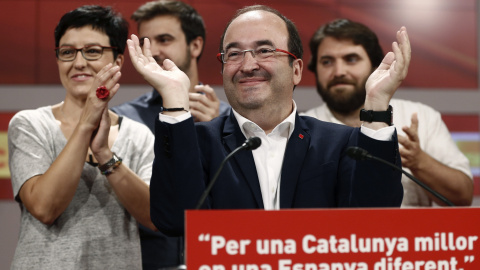 El candidato del PSC, Miquel Iceta, durante su valoración ante los medios de comunicación en la sede de los socialistas catalanes en Barcelona, de los resultados obtenidos en las elecciones catalanas. EFE/Jesús Diges