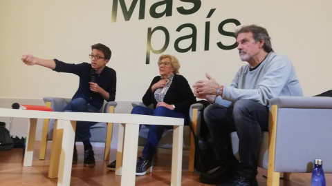 El candidato de Más País, Iñigo Errejón, junto a la ex alcaldesa Manuela Carmena y el cabeza de lista por Bizkaia, Txema Urkijo, este martes en Bilbao. D.A.