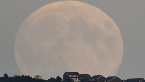 La superluna, desde  Brighton (Reino Unido). REUTERS/Toby Melville