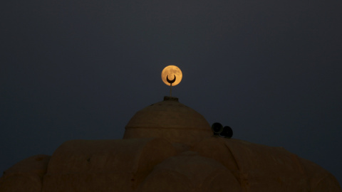 La superluna ilumina el desierto de Al Fayoum Governorate, en el Cairo (Egipto). REUTERS/Amr Abdallah Dalsh