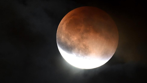 La superluna, desde Burbank (California). AFP/ Kevin Winter