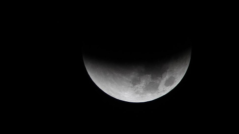 El eclipse, a punto de completarse, visto desde la isla mediterránea de Córcega. AFP/ Pascal Pochard Casabianca