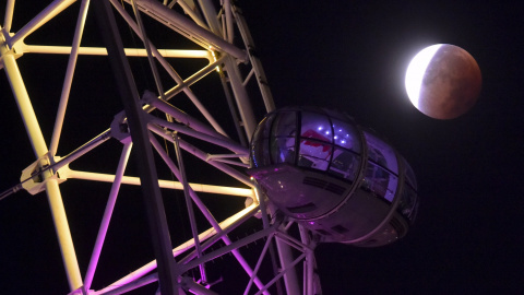 La superluna, a punto de ser totalmente cubierta por la Tierra, vista desde la noria del London Eye, en Londres. REUTERS/Toby Melville