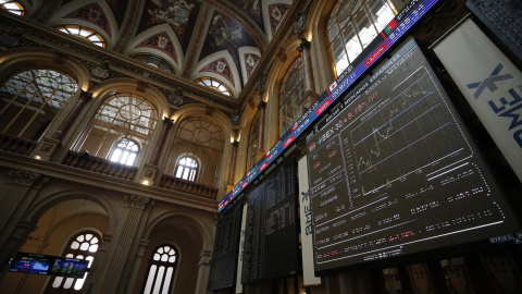 Vista de un panel de la Bolsa de Madrid. EFE/Javier Lizón.