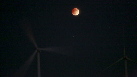 La superluna roja brilla en el cielo de Whitewater, California. REUTERS/Sam Mircovich