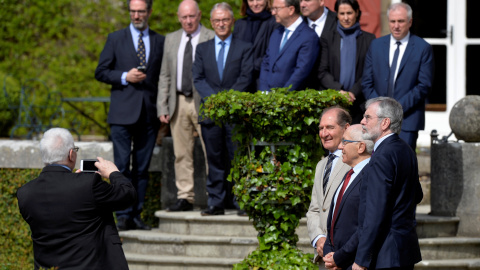 El abogado Brian Currin, el político irlandés Gerry Adams y el alcalde de Bayona Jean Rene Etchegary se hacen una foto ante de la reunión de un grupo de personalidades políticas internacionales en la localidad vascofrancesa de Cambo-les-Bai